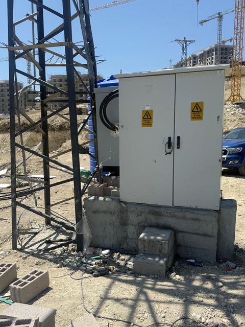 Direk tipi trafo sahasında beton kaide üzerine AG dağıtım panosu