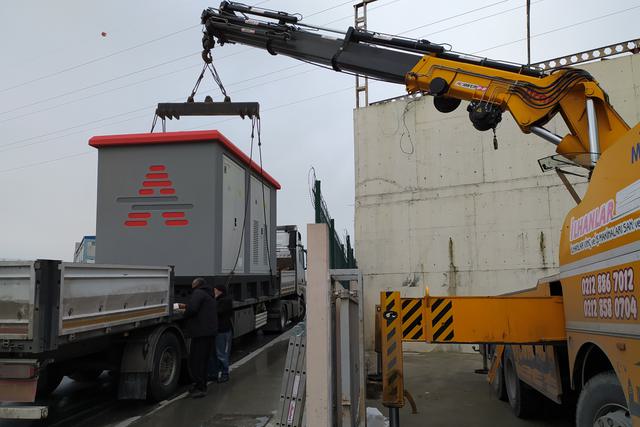 Köşk tipi trafo merkezinin vinçle sahaya yerleştirilmesi