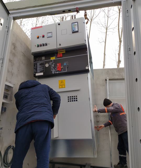 OG hücre montajı yapan Özsebat Elektrik saha ekibi