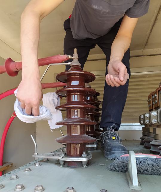 Trafo bakımında izolatör temizliği