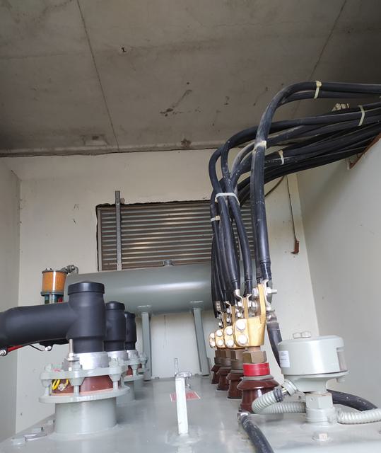 Trafo üzerinde OG ve AG kablo bağlantı uçları