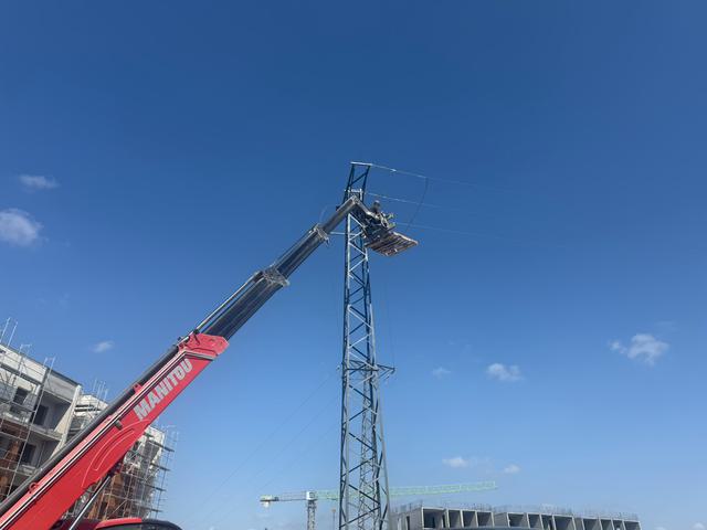 Vinçle enerji nakil hattı direk başı montajı