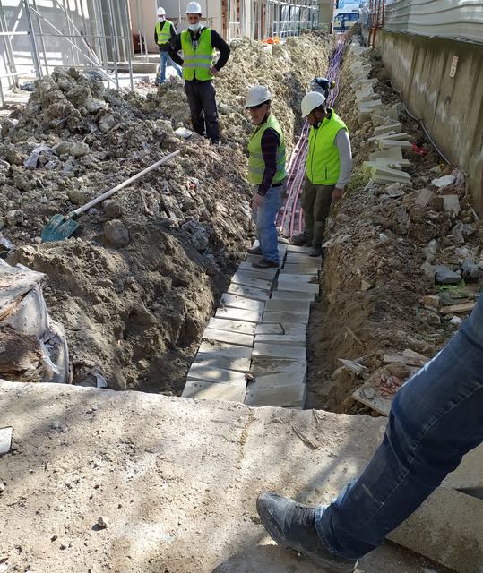 Yer altı enerji kablosu için kanal kazısı